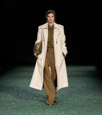 Modelo usando trench coat de couro com tachas na cor Ecru