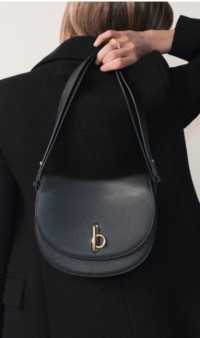 Modelo da Burberry segurando uma bolsa Rocking Horse mini preta