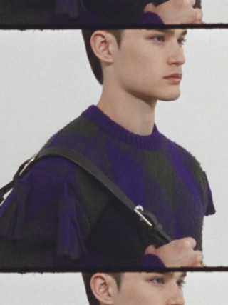 视频，男士身着灰色拼紫色格纹针织衫
