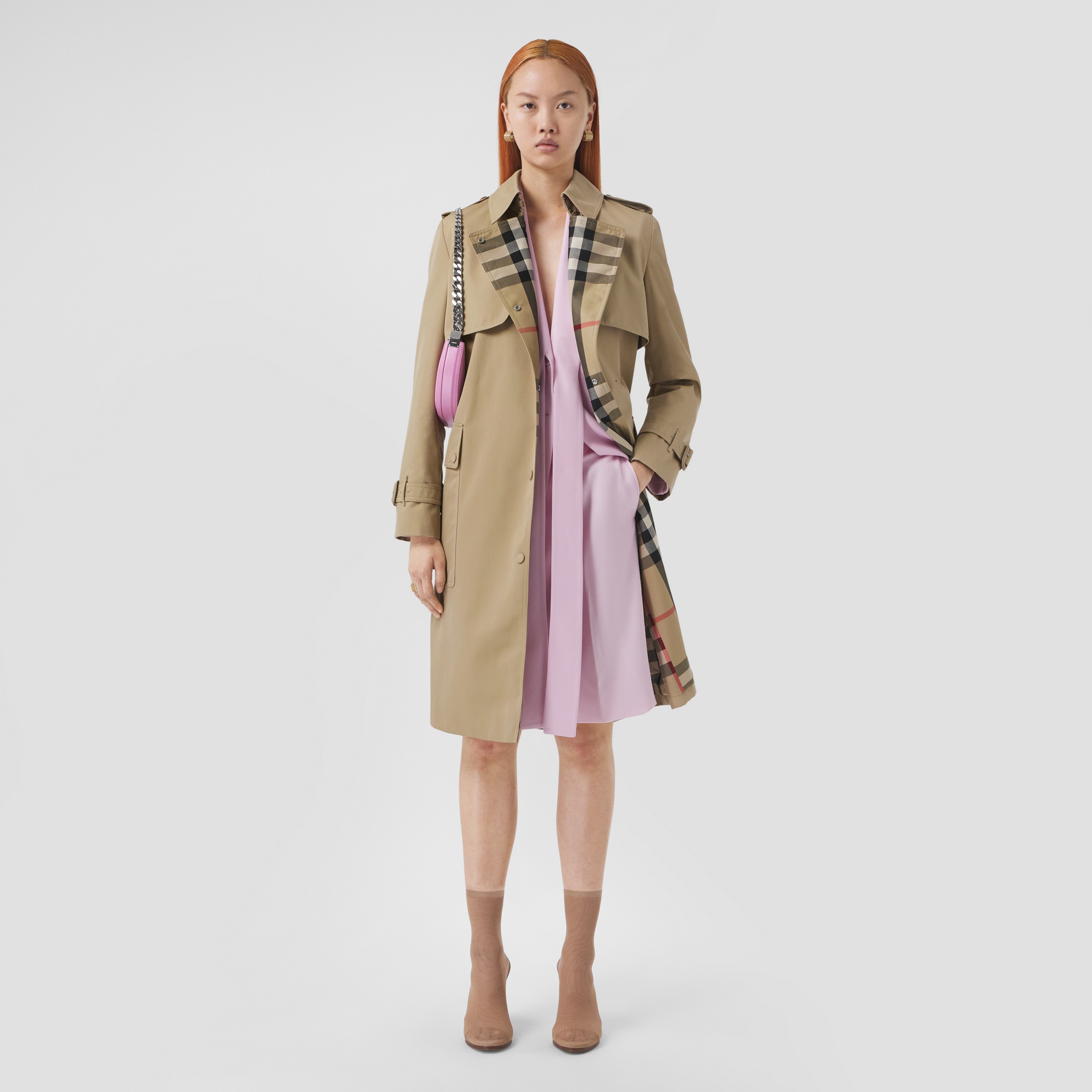 Trench coat in gabardine di cotone con pannelli con motivo tartan (Miele) - Donna | Sito ufficiale Burberry® - 1