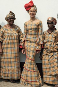 Groupe de femmes portant des robes à carreaux Burberry Check