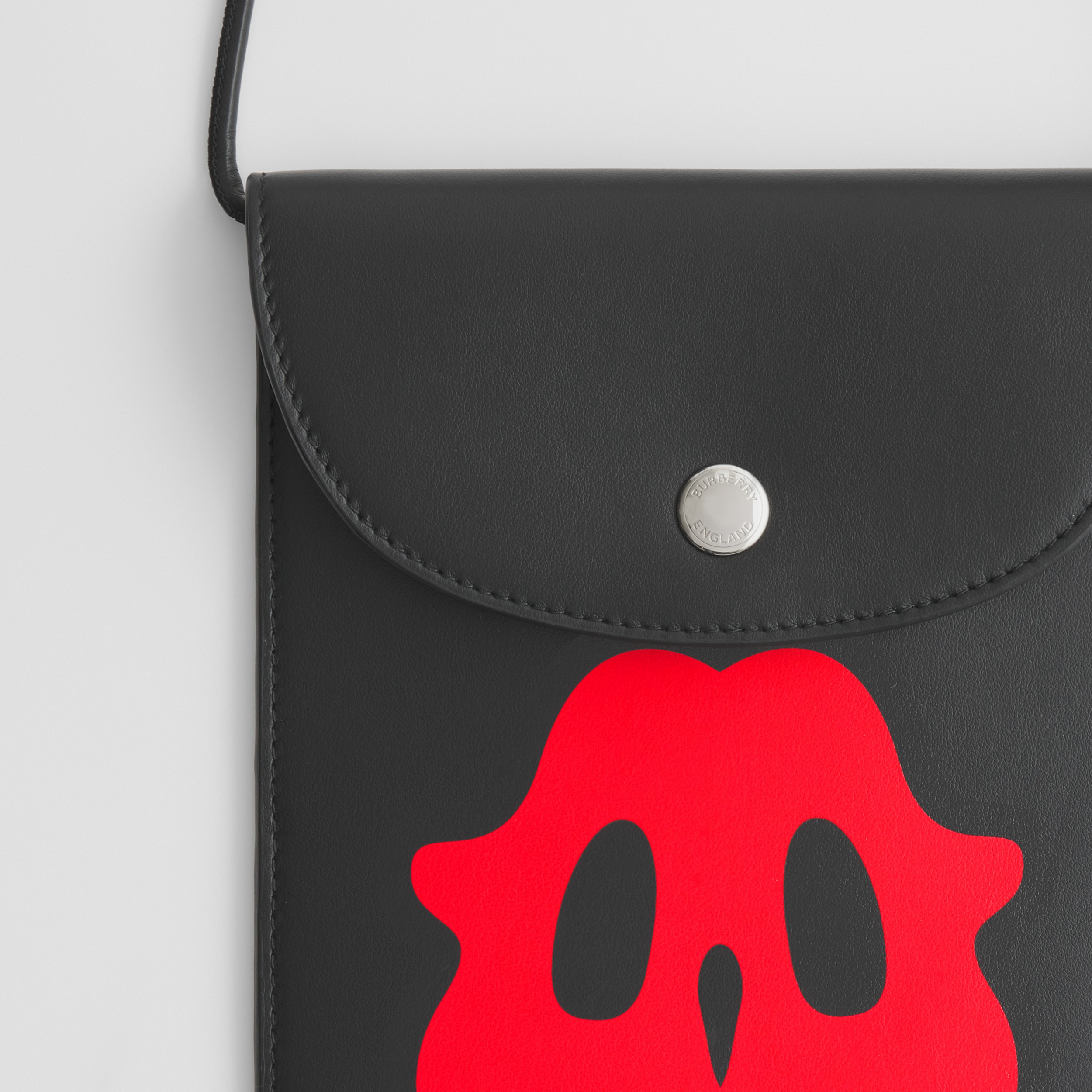 Étui pour téléphone en cuir à motif monstre avec lanière (Noir/rouge) - Homme | Site officiel Burberry® - 2