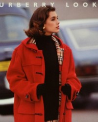 Foto vintage di una modella Burberry che indossa un montgomery rosso