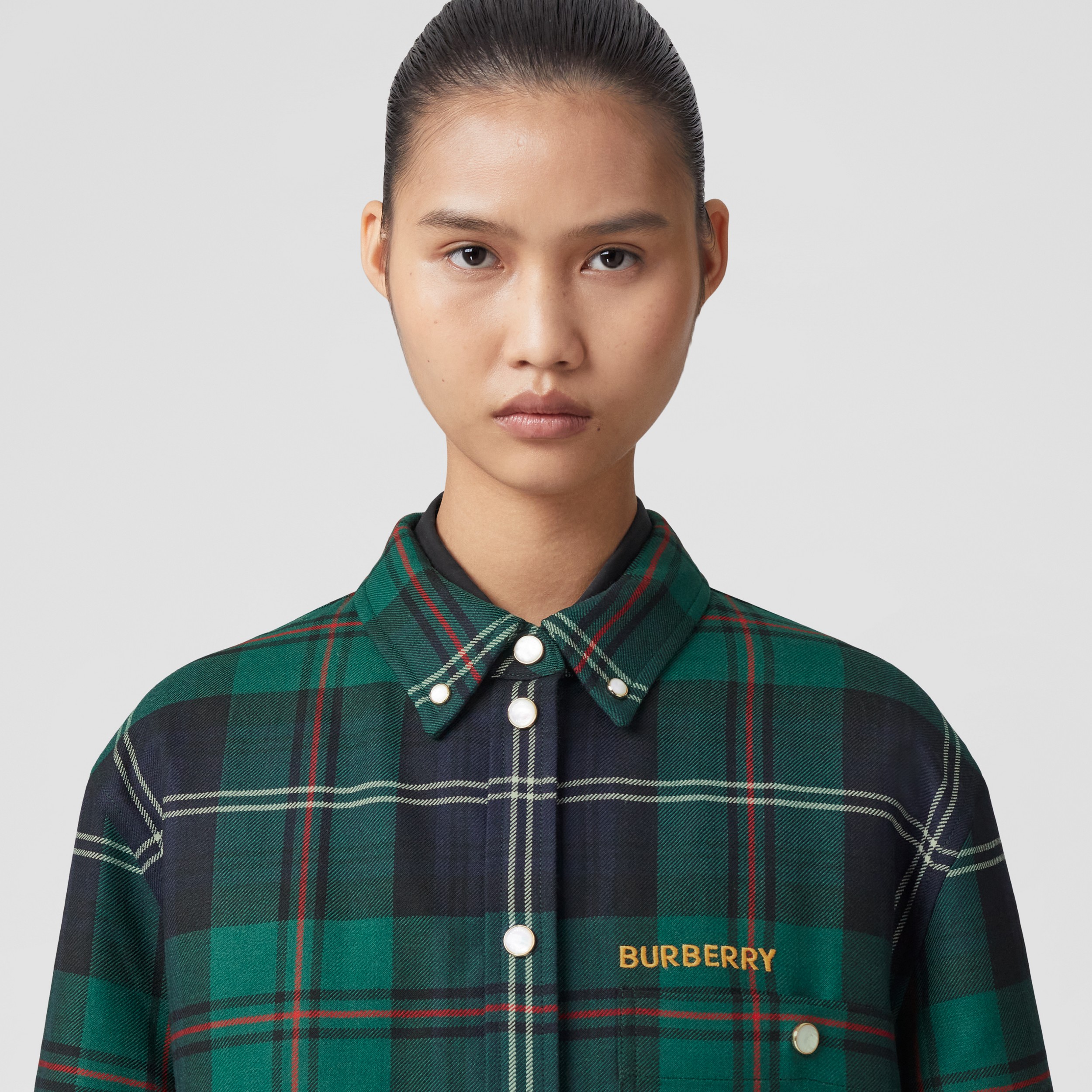 Camisa overshirt de lã xadrez com logotipo bordado (Verde Viridiano Escuro) - Mulheres | Burberry® oficial - 2