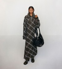 Modella con gonna a pieghe in Burberry Check 