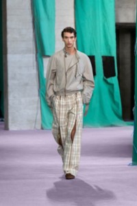 Model in Harrington-Jacke aus Seidenpopelin in der Farbe Castle und Wollhose im Burberry Check-Karomuster in der Farbe Cotton mit Reißverschluss