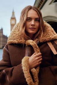 Cara Delevingne portant un bombardier Burberry