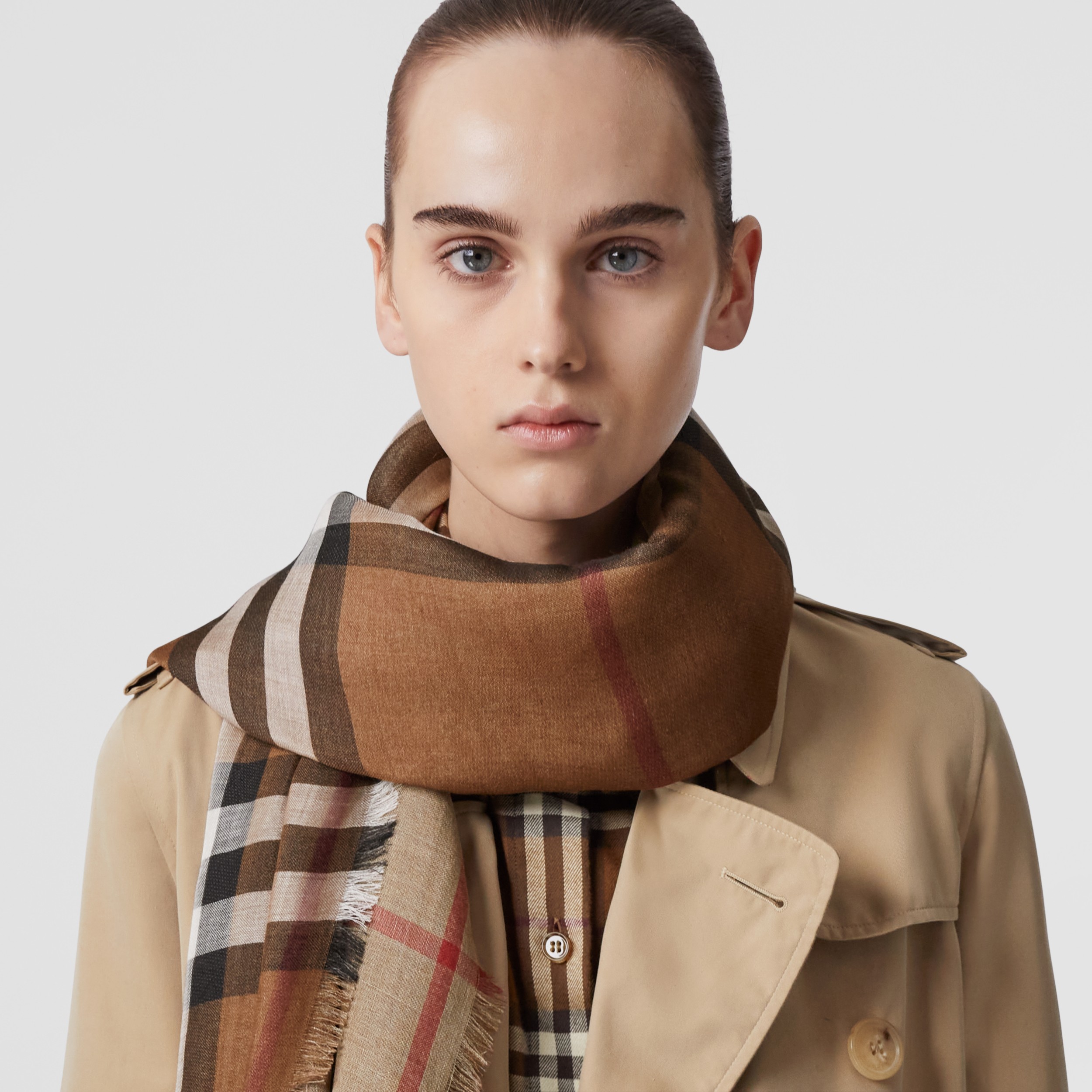 Burberry ライトウェイトチェックウールシルクスカーフ-