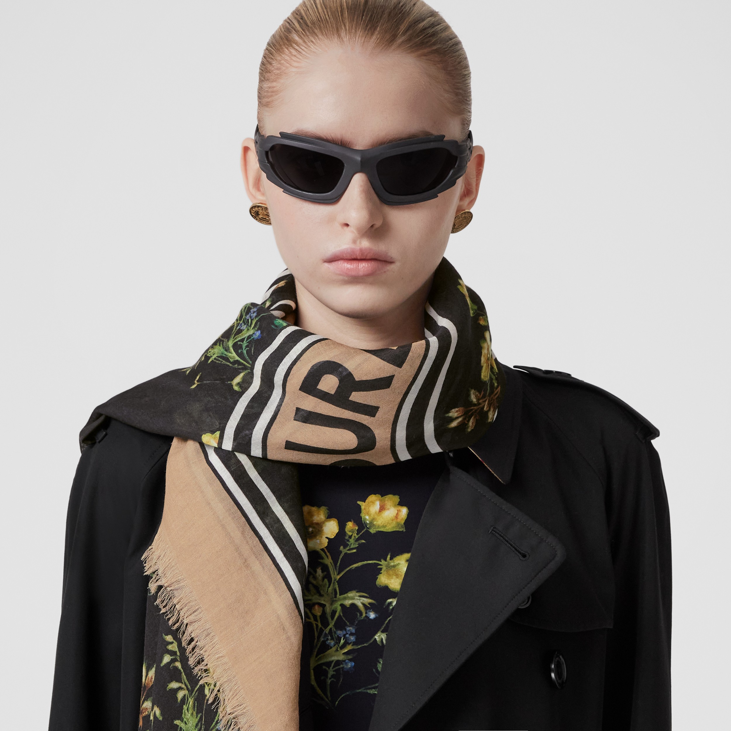 Pañuelo cuadrado en lana y seda con collage (Negro) | Burberry® oficial - 3