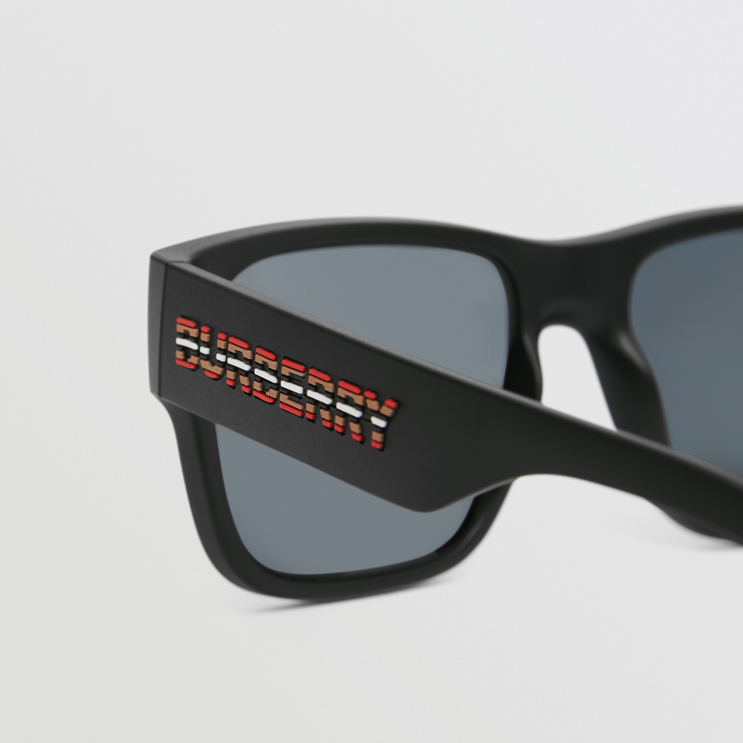 Óculos de sol com armação quadrada e detalhe de logotipo (Preto) - Homens | Burberry® oficial - 2