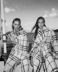 夏季宣传大片，两位模特身穿格纹棉质长袍