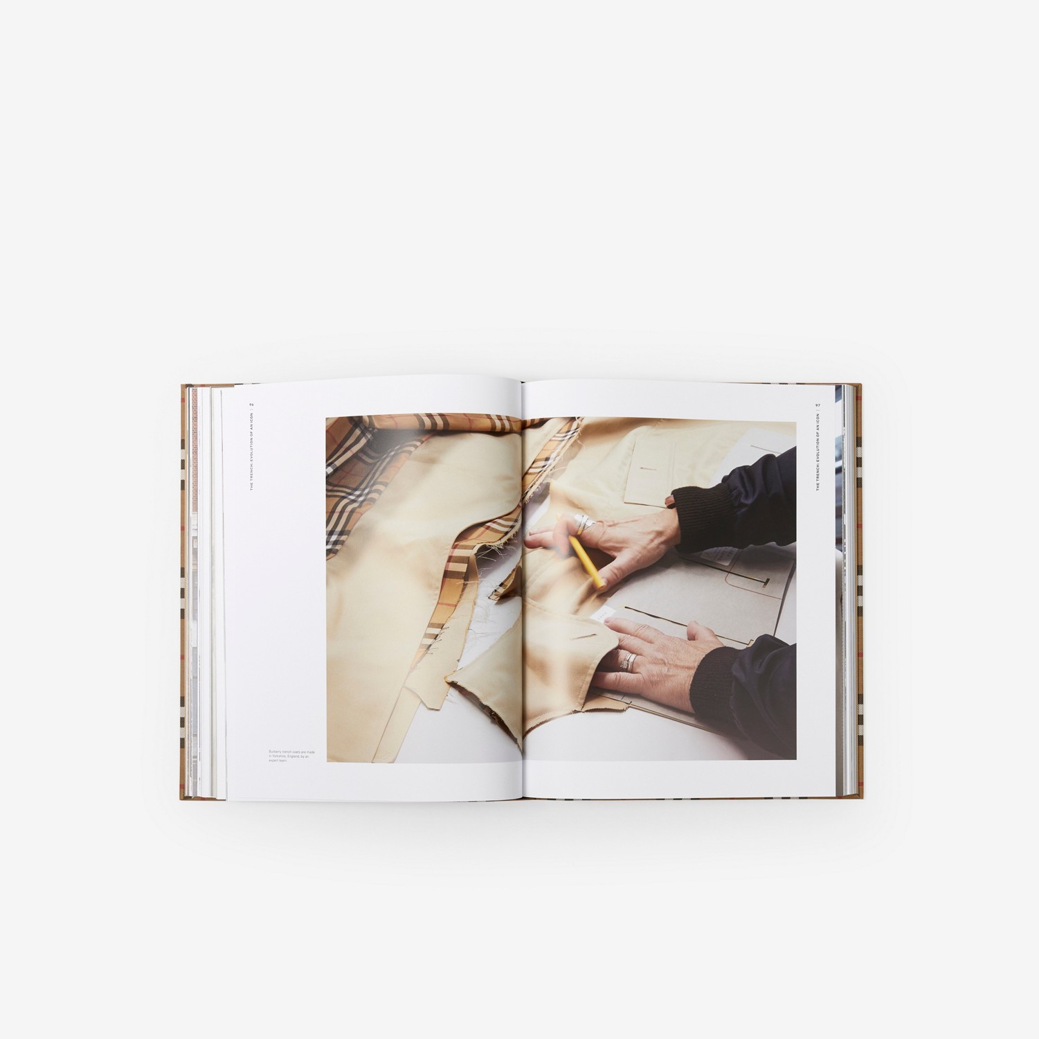 O Livro da Burberry (Bege Clássico) | Burberry® oficial