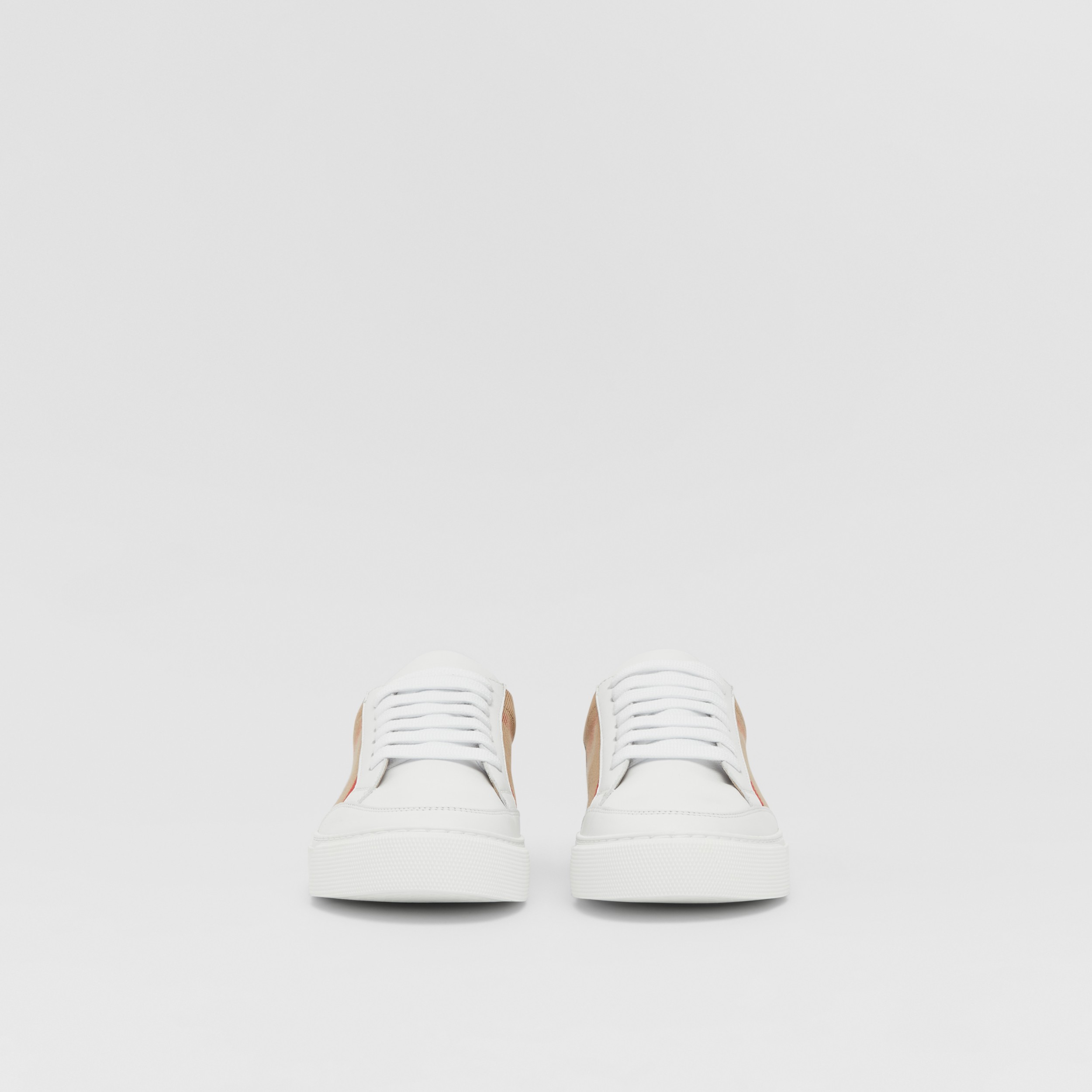 Arriba 37+ imagen burberry white leather sneakers