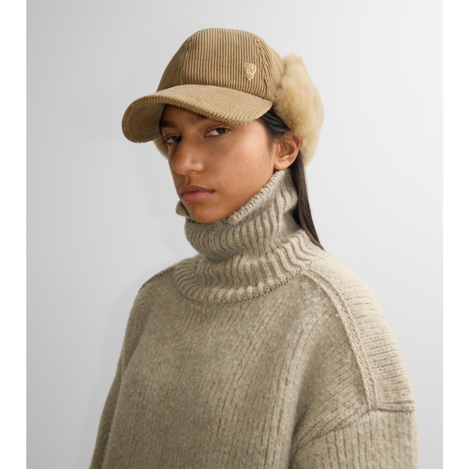 Cappello stile colbacco in shearling e corduroy