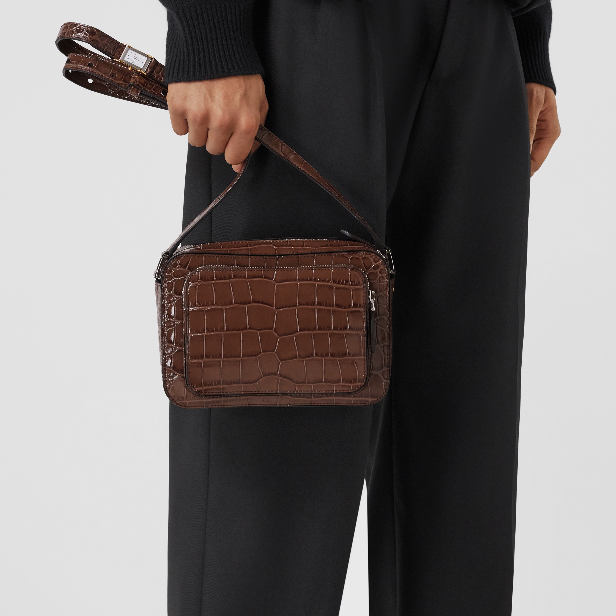 Bolsa transversal de couro em relevo com detalhe de relógio falso (Cacau Escuro) - Homens | Burberry® oficial - 3