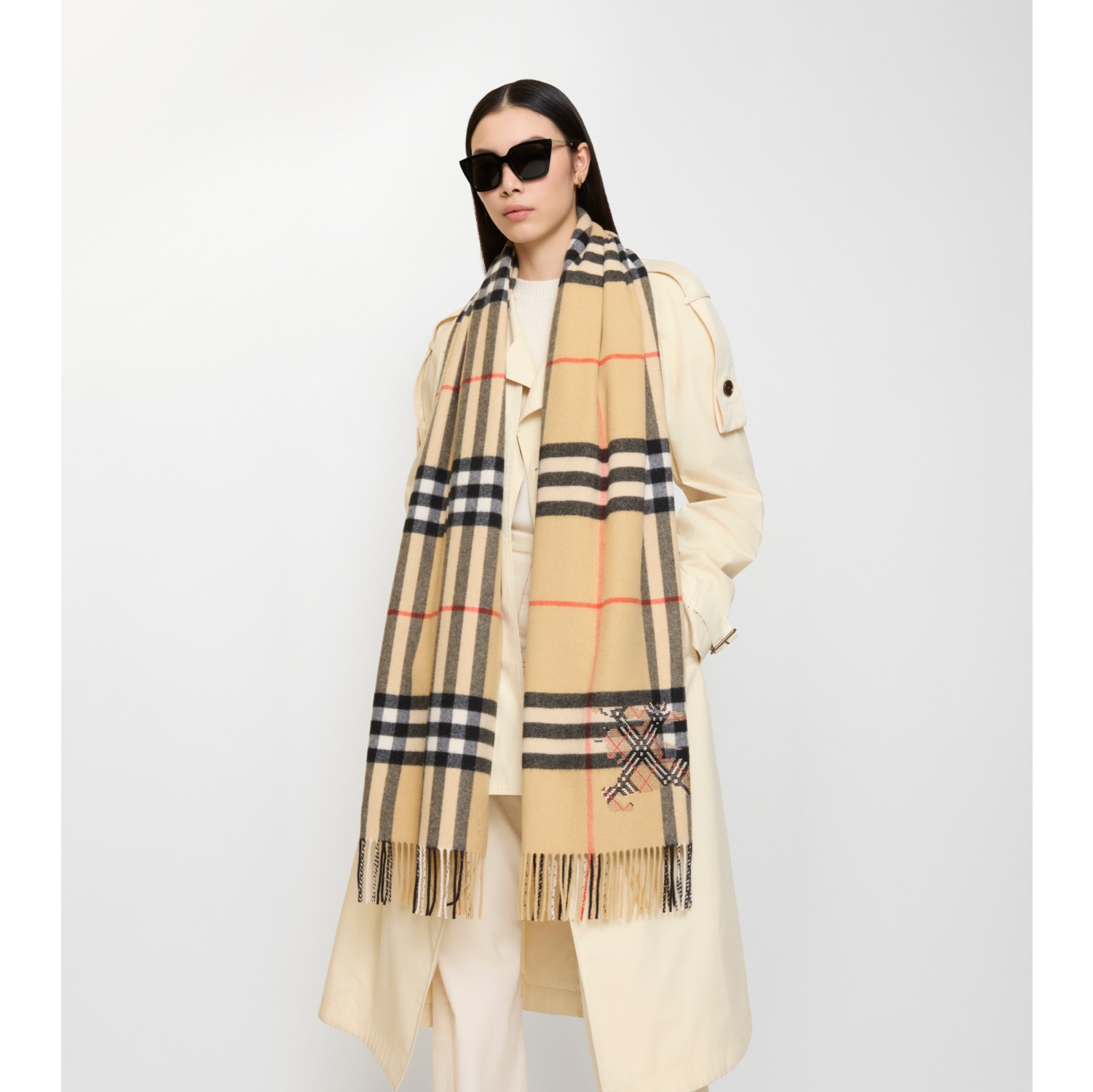 Breiter Kaschmirschal in Check mit EKD-Motiv im Kreuzstich