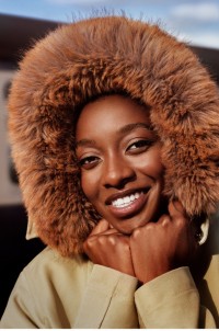 Little Simz portant une parka.