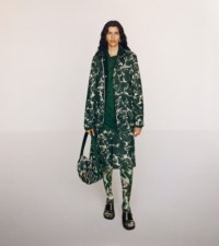 Mannequin portant une veste en coton, une chemise en jacquard et une jupe à imprimé roses dans le coloris Ivy, ainsi que le sac Rocking Horse assorti en cuir à imprimé roses.