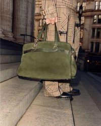 Modelo que luce un bolso de viaje B Clip en ante para la campaña It's Always Burberry Weather: London in Love