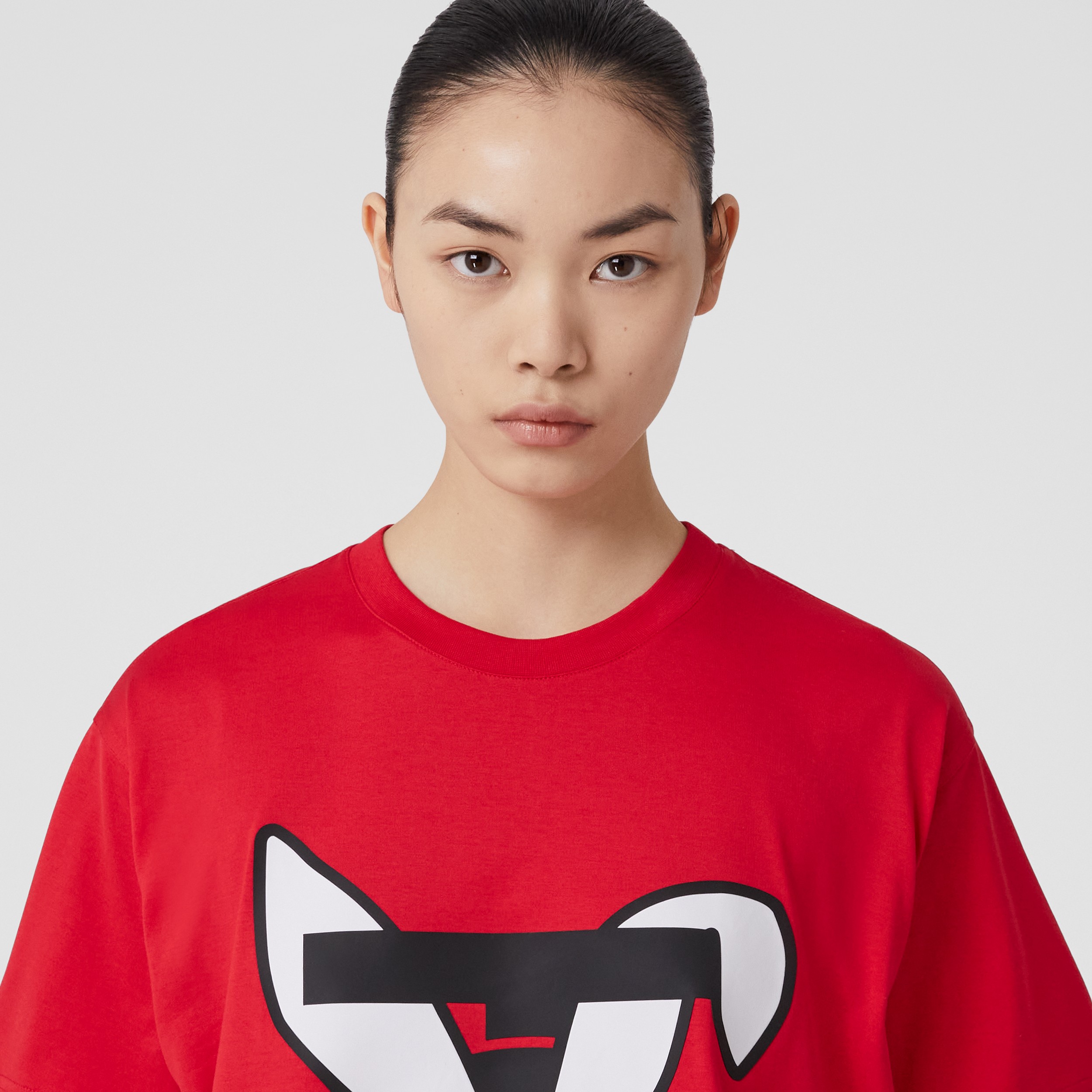 Camiseta oversize em algodão com estampa de coelho (Vermelho Intenso) - Mulheres | Burberry® oficial - 2