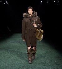 Mannequin portant un duffle-coat en laine et en shearling dans le coloris Camp