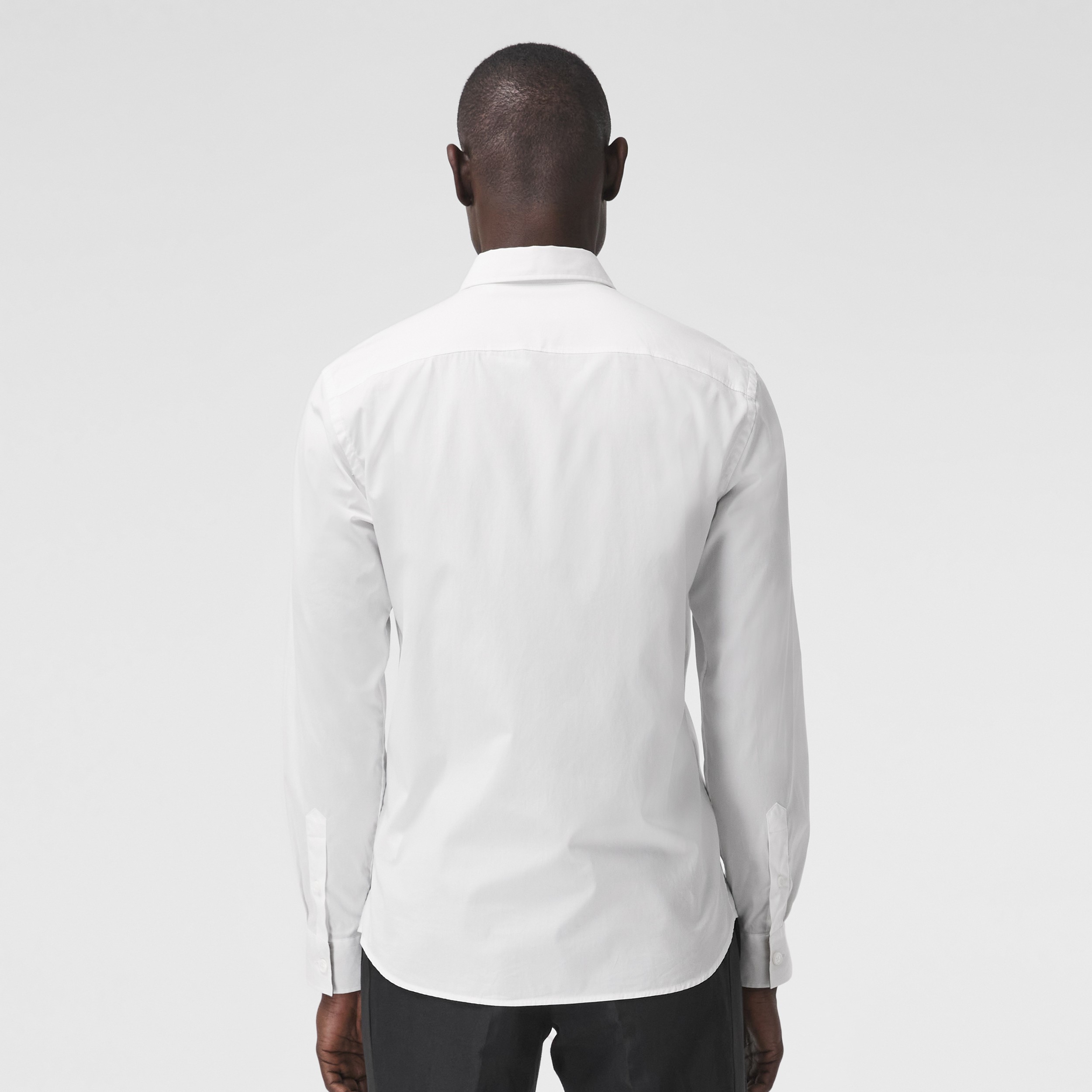 Camisa entallada en popelina de algodón elástico con detalle de monograma (Blanco) - Hombre | Burberry® oficial - 3