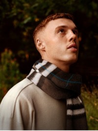 Footballer Cole Palmer wearing Reversible Contrast Check Cashmere Scarf in colour Snug/Black