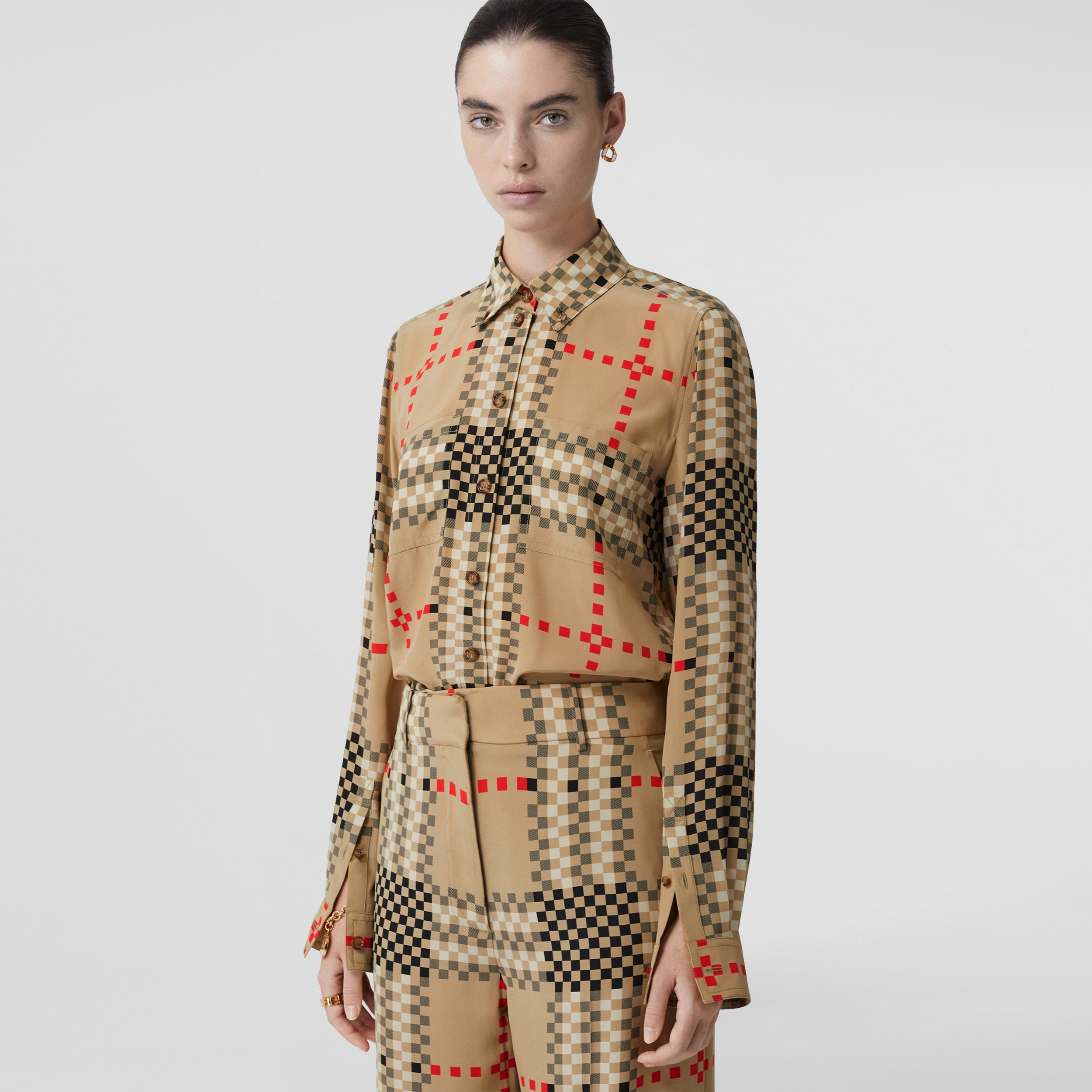 Camisa de crepe de chine de seda Mulberry em xadrez pixelado (Bege Clássico) - Mulheres | Burberry® oficial - 4