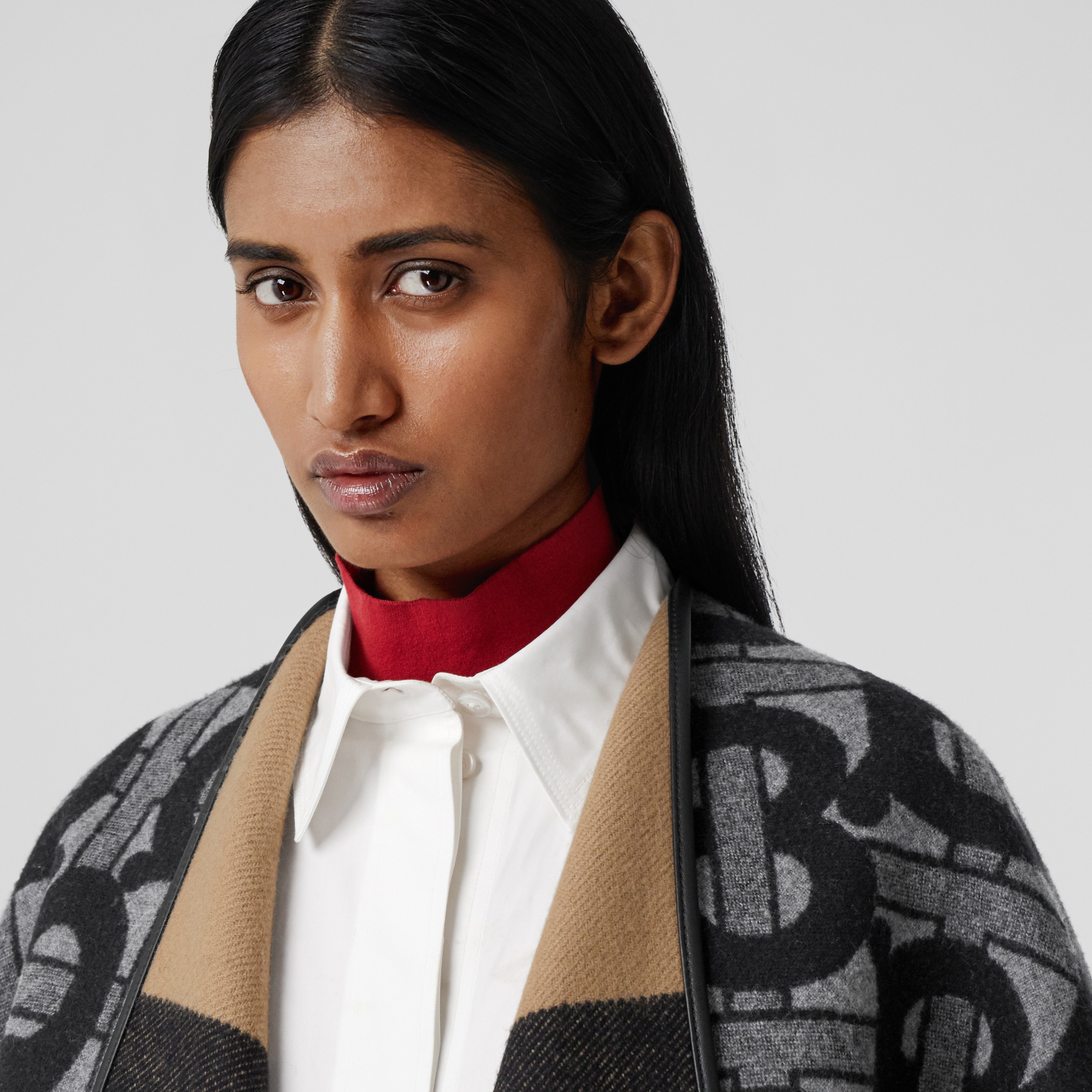 モノグラム ウールカシミア ジャカードケープ (グラファイト) - ウィメンズ | Burberry®公式サイト