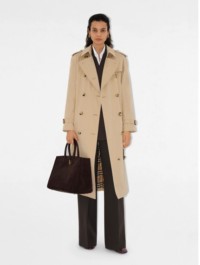 Modelo con trench coat Waterloo largo