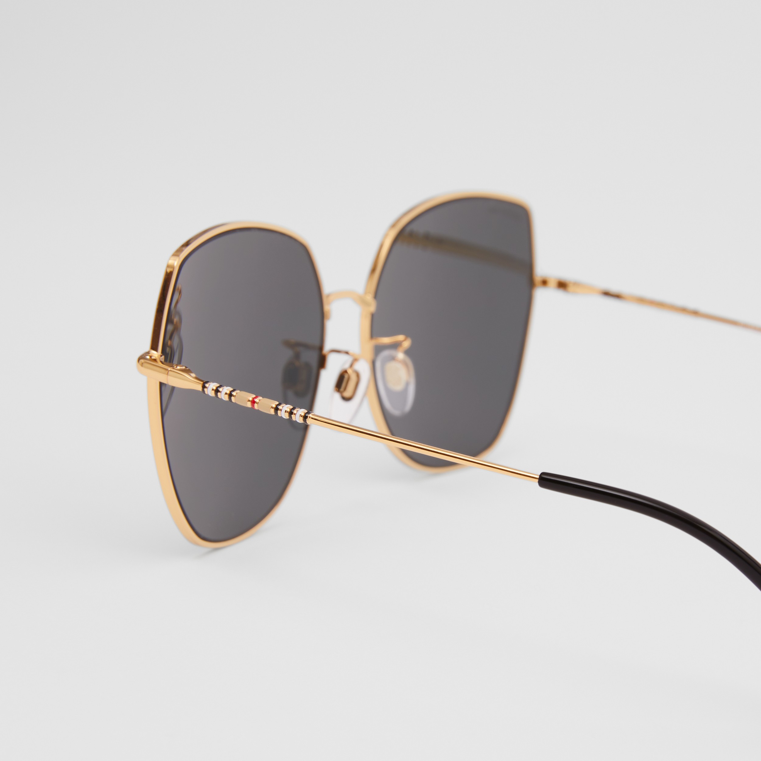 Sonnenbrille mit eckigem Gestell und Streifendetails (Goldfarben) - Damen | Burberry® - 2