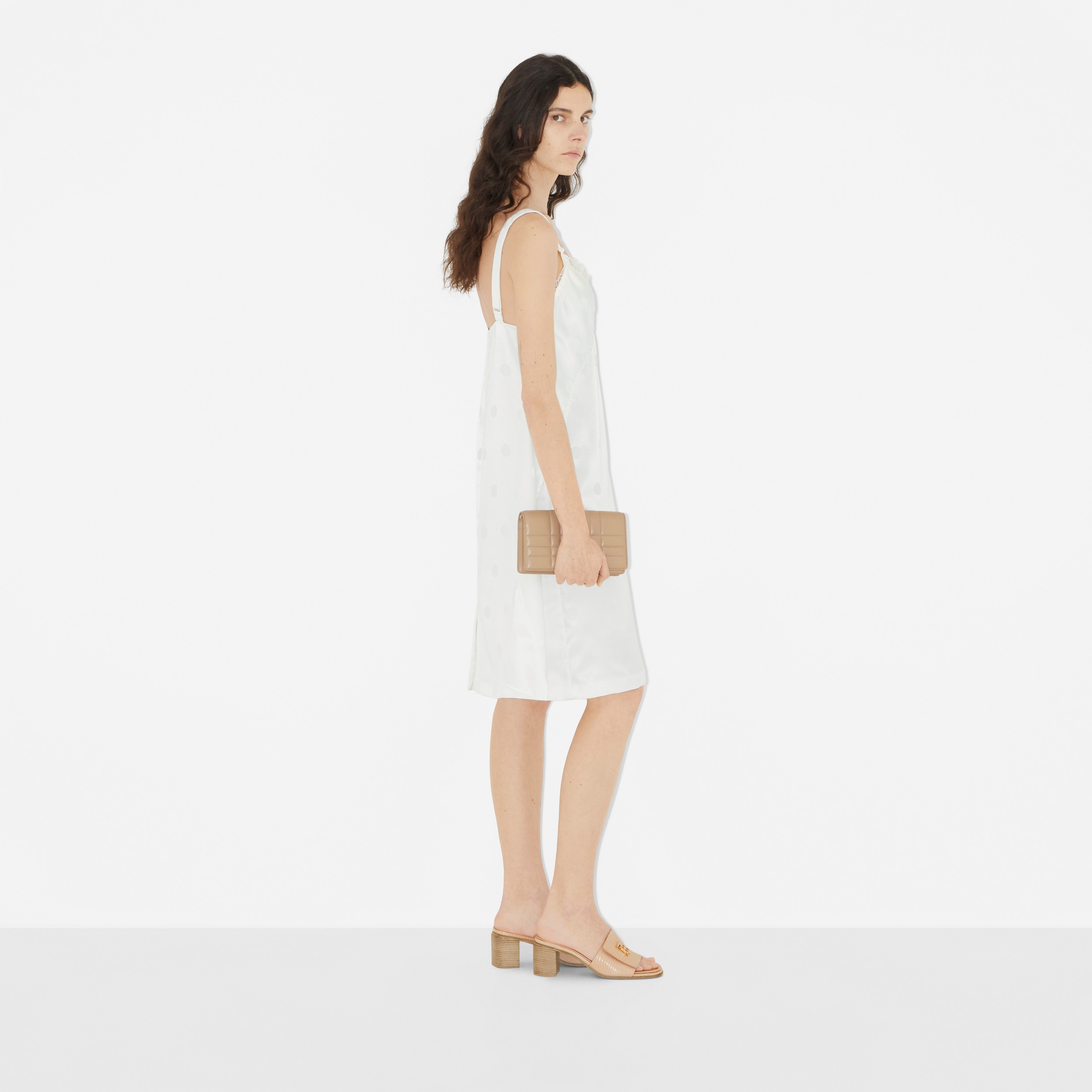 Vestido de cetim com estampa de poás e detalhe de renda (Branco Óptico) - Mulheres | Burberry® oficial - 3