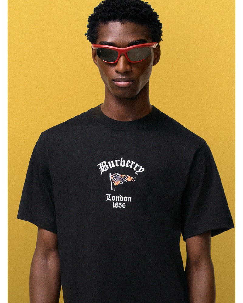 Photo d'un mannequin portant le t-shirt en coton Check Flag coloris noir