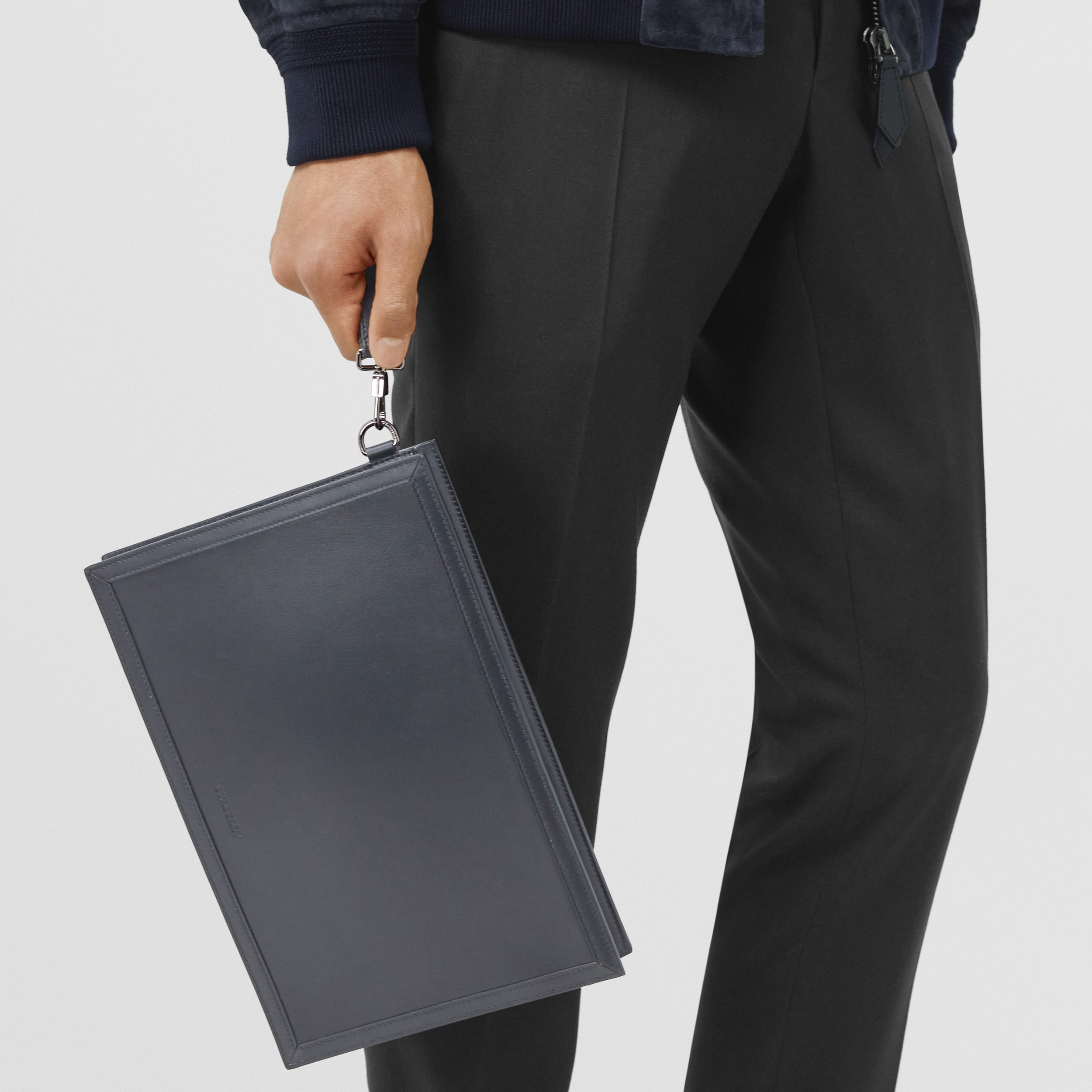 Pochette zippée en cuir avec logo (Noir) - Homme | Site officiel Burberry® - 3