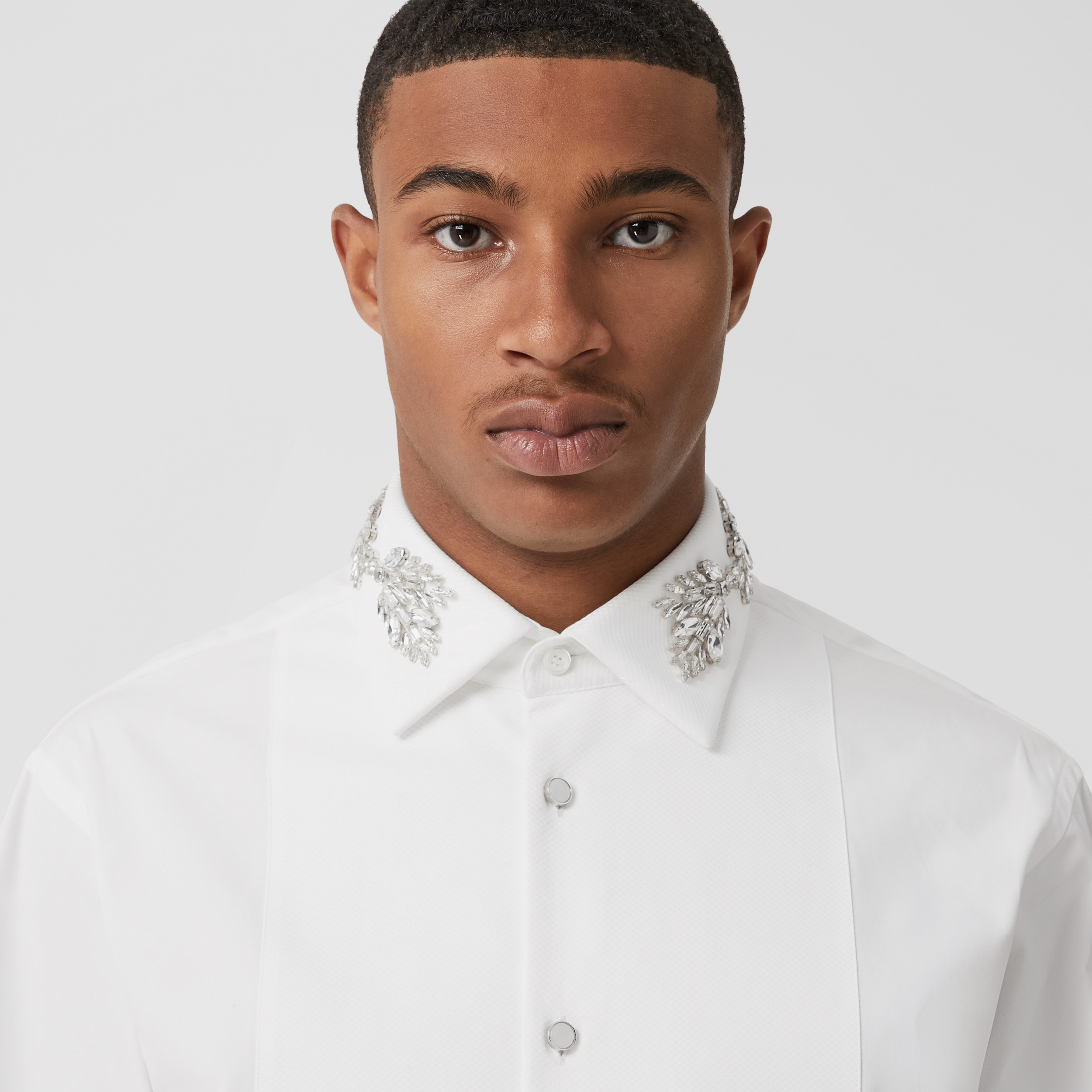 Camisa entallada en algodón con emblema Equestrian Knight de cristales (Blanco) - Hombre | Burberry® oficial - 2