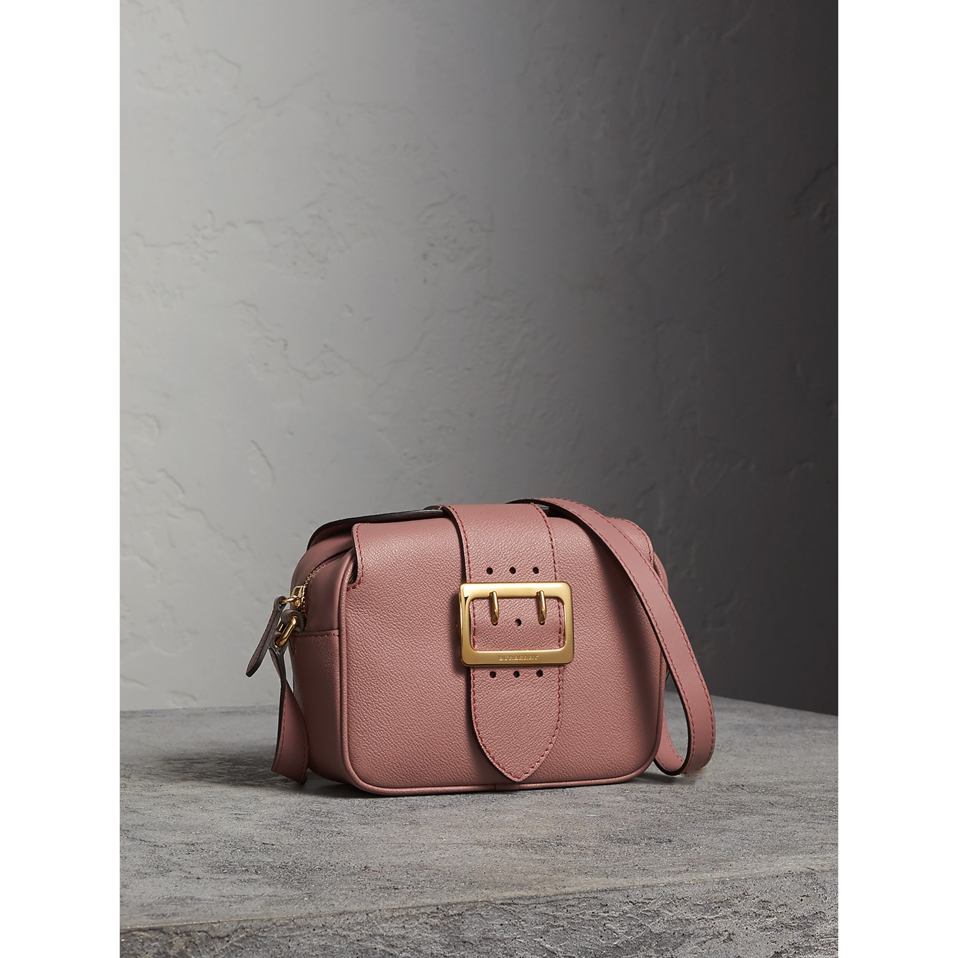 The Small Buckle Crossbody Bag in Leather in Dusty Pink Burberry