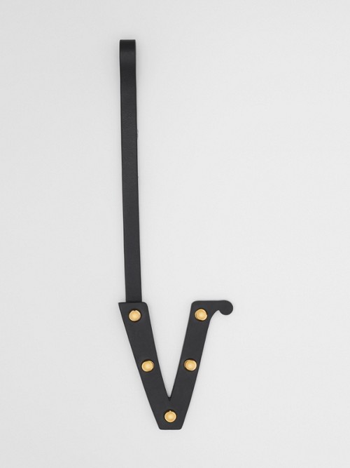 BURBERRY V 字母铆钉皮革吊饰