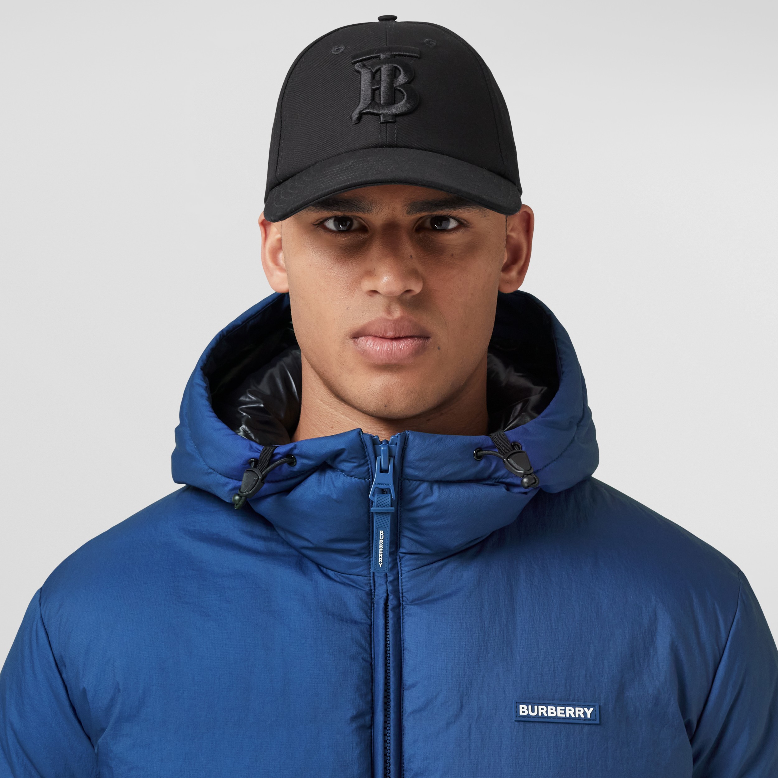 Giacca in nylon con cappuccio e logo ricamato (Blu Reale Scuro) - Uomo | Sito ufficiale Burberry® - 2