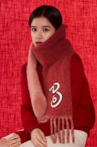 Modelo usando um cachecol com logotipo da Burberry vermelho