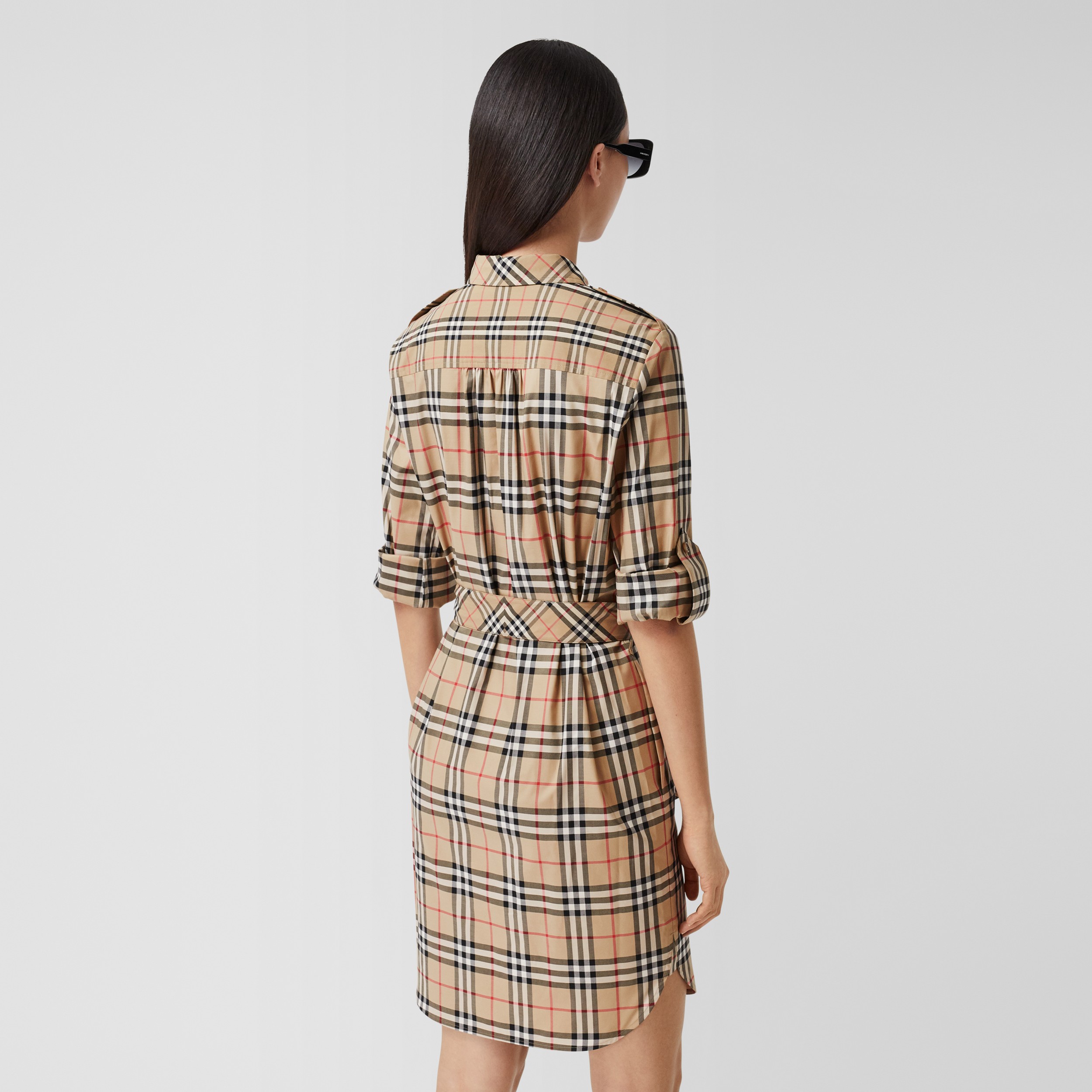 Vestido estilo camisa de algodão stretch com estampa xadrez contrastante e cinto de amarrar (Bege Clássico) - Mulheres | Burberry® oficial - 3