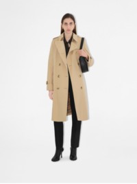 Weibliches Model in langem Trenchcoat „Kensington“ 