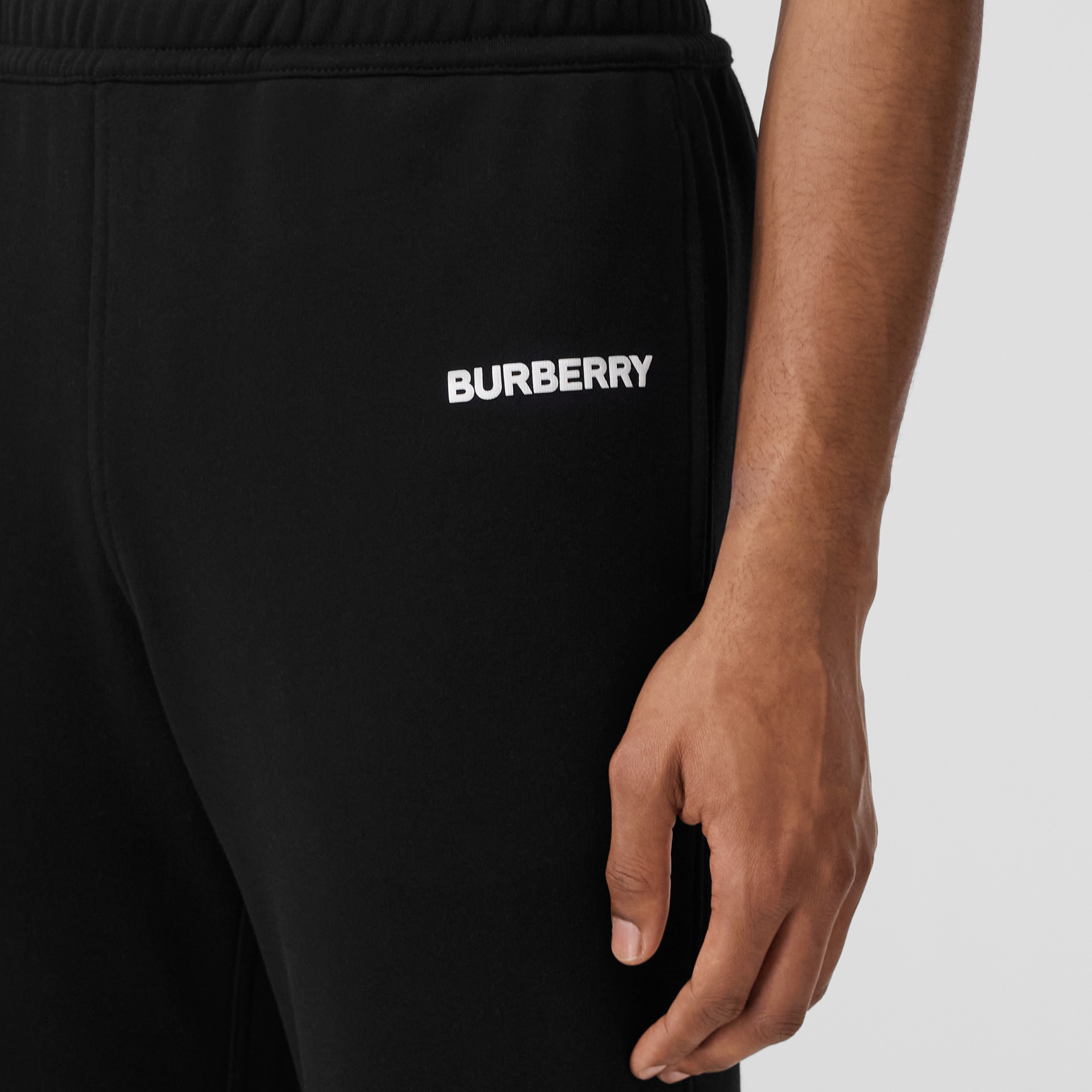 Calças jogger de algodão com estampa de logotipo (Preto) | Burberry® oficial - 2