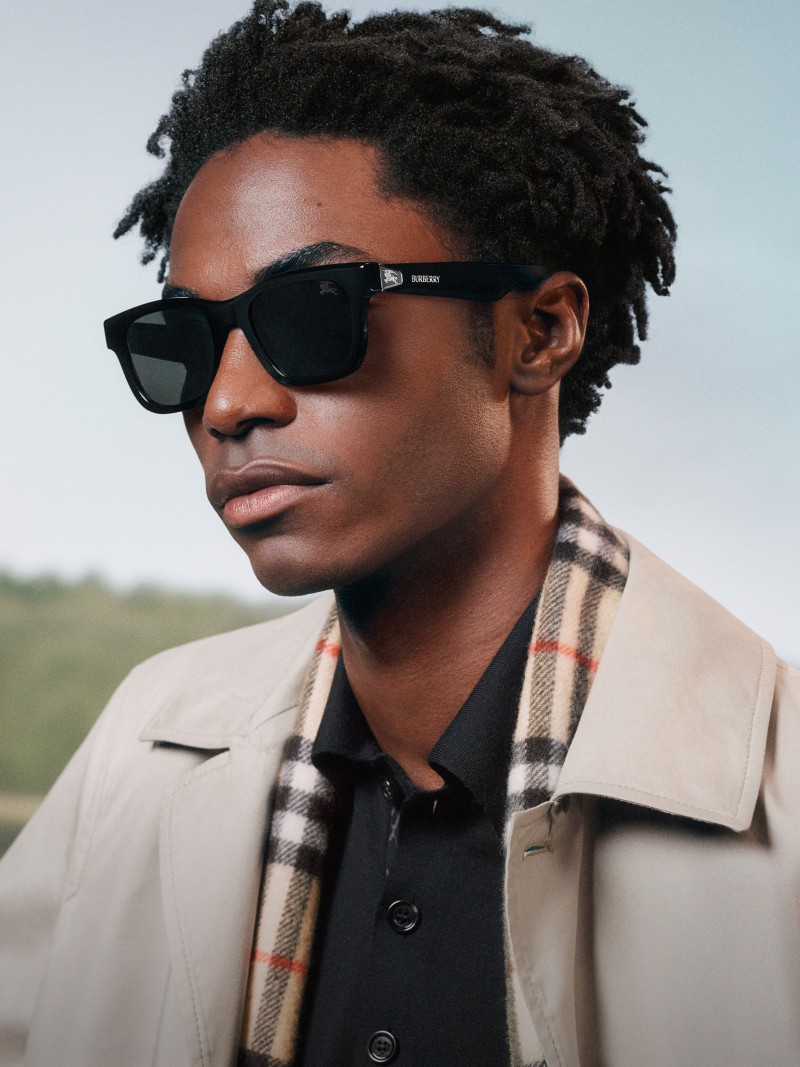 Fotografía de modelo con gafas de sol Burberry puestas