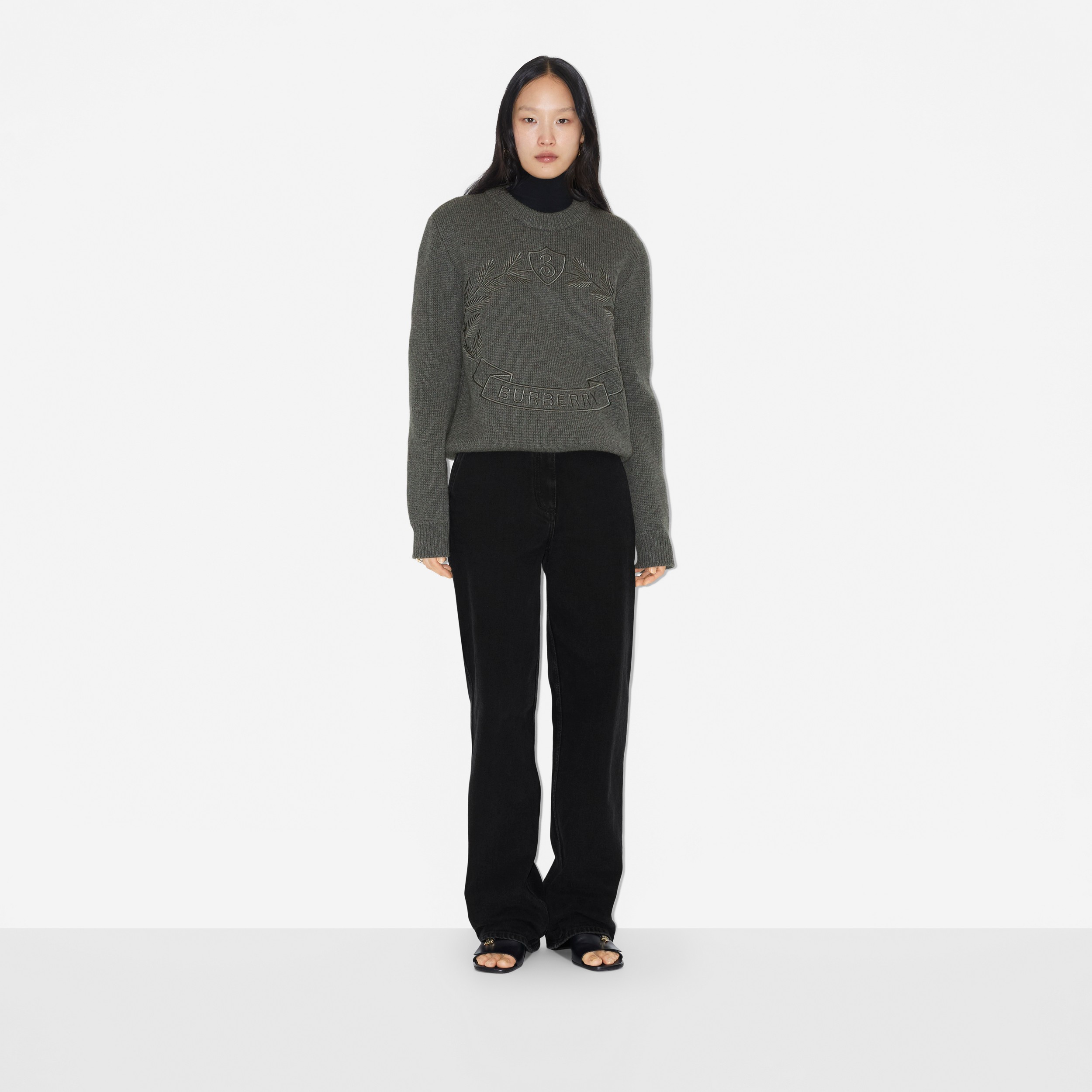 Suéter de lã e cashmere com emblema de folha de carvalho (Cinza Escuro Mesclado) - Mulheres | Burberry® oficial - 2