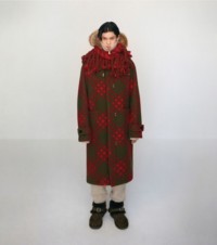 Model in Dufflecoat und Hemd im Burberry Check-Karomuster