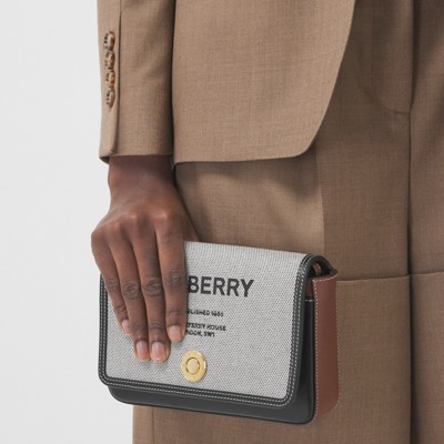 ホースフェリープリント キャンバス&レザー クロスボディバッグ (ブラック/タン) - ウィメンズ | Burberry®公式サイト ホースフェリープリント キャンバス&レザー クロスボディバッグ (ブラック/タン) - ウィメンズ | Burberry®公式サイト