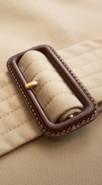 Detalle de hebilla de trench coat Burberry 