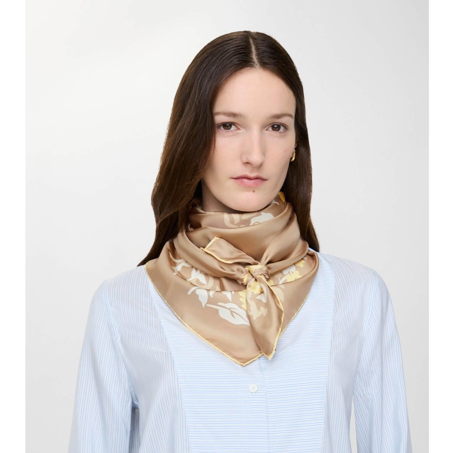 フローラルナイト シルクスカーフ (サンドベージュ) | Burberry®公式サイト