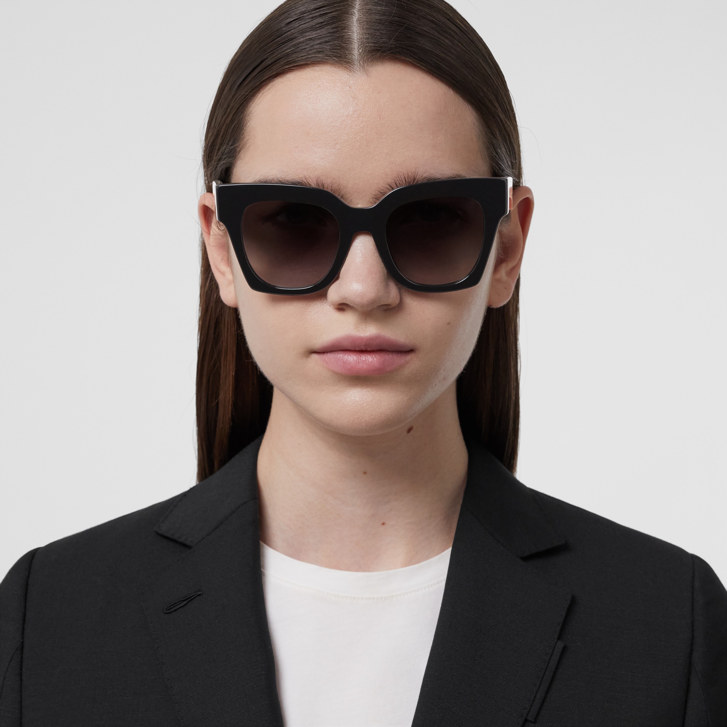 Square Frame Sunglasses in Black/beige Women Burberry® Official