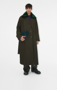 ロング ランべス カーコートを着ている男性